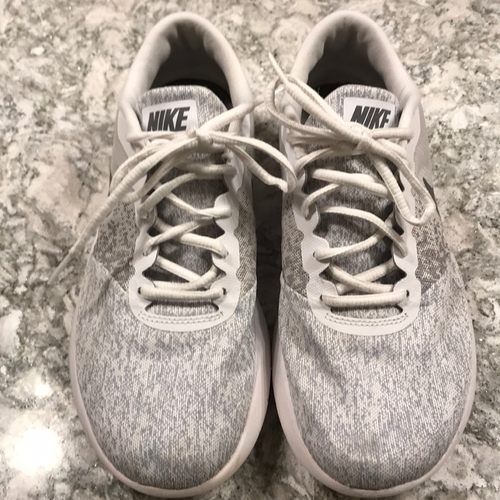 Women’s Nike tennis shoes